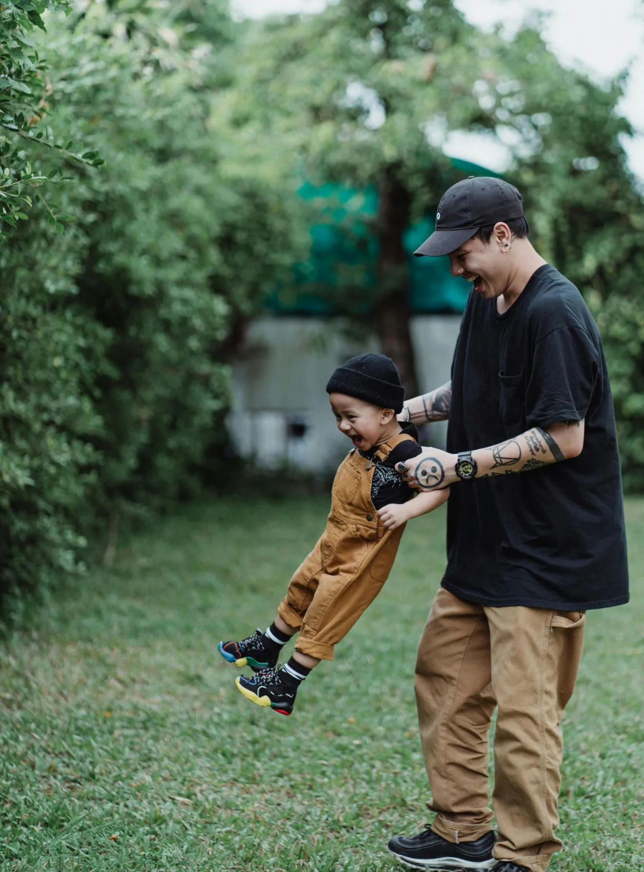 Father and son bonding and playing, reflecting Indagres’ commitment to responsible food sourcing and responsible consumption.